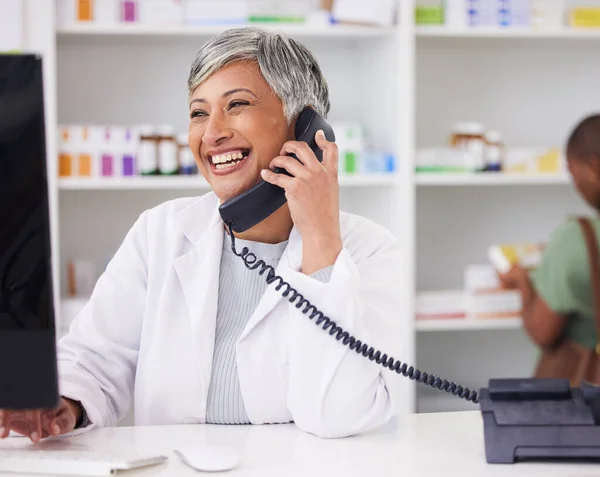 薬剤師 会話やコンピュータとの呼び出しのための電話での顧客サービス 女性の化学者 ドラッグストアで医療を支援するための技術と仕事のための通信のために働くとオンライン — ストック写真