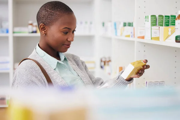 Медицина Пошук Покупки Чорною Жінкою Аптеці Медичних Таблеток Інформації Охорона — стокове фото