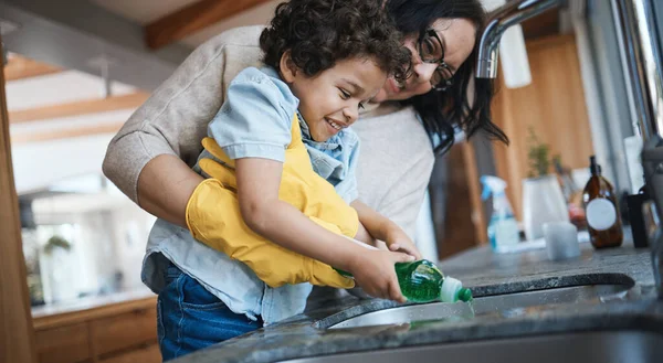 洗碗和带孩子的母亲在厨房学习家务活 教书和帮助做家务活 快乐的家庭 妈妈和男孩用肥皂清洁 卫生和发展 — 图库照片
