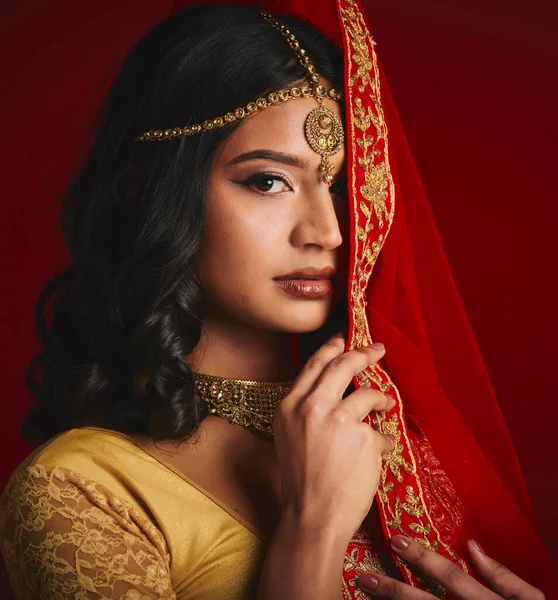 伝統的な服 ジュエリーやサリでベールとインドの女性のファッション 美しさと肖像画 アクセサリー 化粧品 化粧品と赤の背景に女性の宗教 — ストック写真