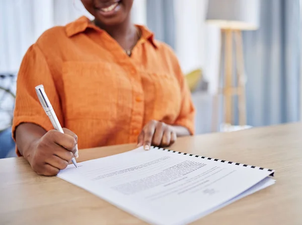 Vrouw Handen Ondertekening Schriftelijk Contract Vorm Toepassing Van Document Papierwerk — Stockfoto