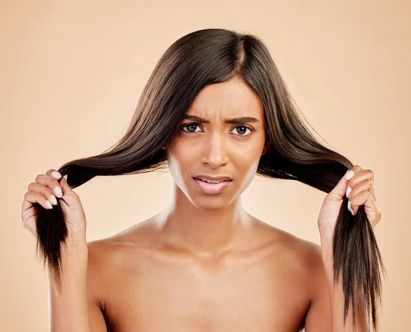 女性的头发 损伤和肖像在工作室背景的压力下表现为干爽质感 审美美感和化妆品问题 沮丧的印度女性模特儿或对分头发型的焦虑 — 图库照片