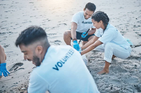Charity Teamwork Und Aufräumen Strand Für Recycling Der Umwelt Mit — Stockfoto