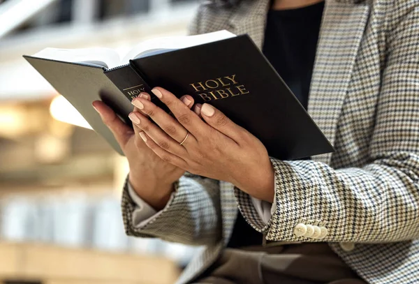 Mani Bibbia Persona Con Lettura Religione Fede Con Conoscenza Apprendimento — Foto Stock