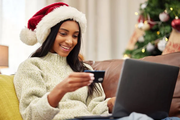 Γυναίκα Φορητό Υπολογιστή Και Πιστωτική Κάρτα Ηλεκτρονικό Εμπόριο Και Χριστούγεννα — Φωτογραφία Αρχείου