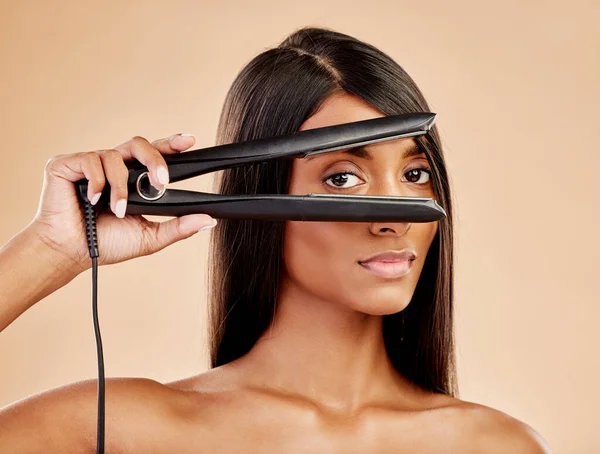 Ferro Liso Cabelo Mulher Com Beleza Retrato Penteado Com Aparelho — Fotografia de Stock