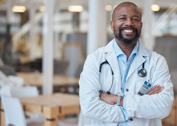 Портрет Черный Мужчина Счастливый Доктор Скрещенными Руками Больнице Здравоохранения Африканский — стоковое фото