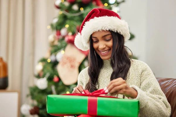 圣诞节 微笑着打开礼物 快乐地庆祝节日 用缎带包裹着盒子 特别活动 女性在家里带着礼物和礼物包 节庆和圣诞节 — 图库照片