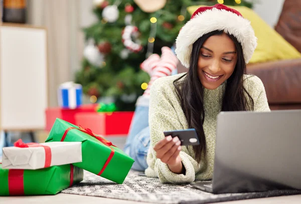 Kerstmis Commerce Vrouw Met Laptop Creditcard Voor Online Betaling Voor — Stockfoto