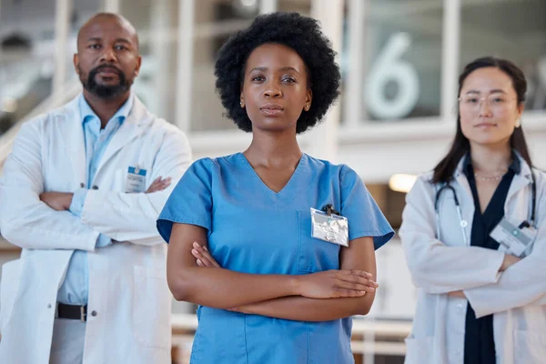 认真的黑人女性 肖像和医生团队合作 医疗保健领导和医院管理 为合作 信任和外科支助而交叉设立的多样性小组 医疗人员和部门 — 图库照片