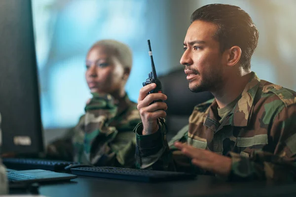Walkie Talkie Comunicazione Squadra Militare Alla Stazione Con Computer Dando — Foto Stock