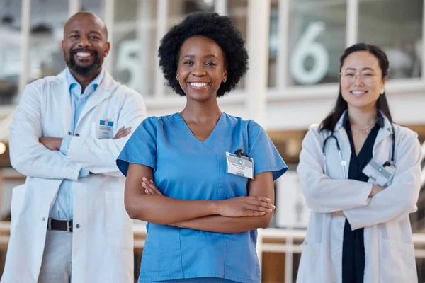 Gelukkige Zwarte Vrouw Portret Team Van Artsen Gezondheidszorg Ziekenhuisbeheer Vertrouwen — Stockfoto