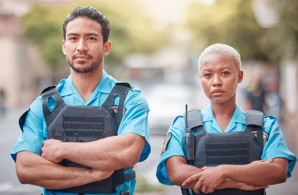 Emberek Rendőrök Fegyverek Keresztezték Egymást Városban Bűnüldözés Biztonság Védelem Érdekében — Stock Fotó