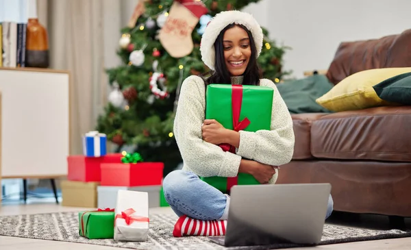 Γυναίκα Χριστουγεννιάτικο Δώρο Και Φορητό Υπολογιστή Βιντεοκλήση Και Γιορτάζουν Τις — Φωτογραφία Αρχείου