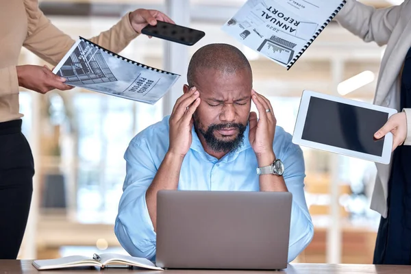 忙得手忙脚乱 文件或平板电脑充斥着现代办公室的混乱和压力 有压力 疲倦或头痛的非洲企业领导人 首席执行官或经理 — 图库照片
