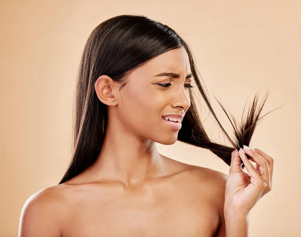 Žena Starosti Rozdělit Konec Studiu Pozadí Krása Obavy Vypadávání Vlasů — Stock fotografie