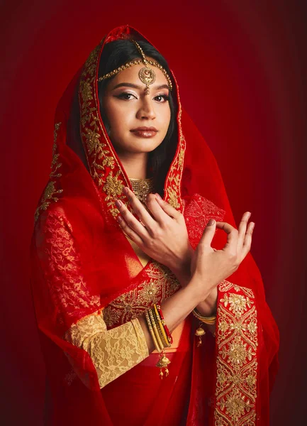 伝統的な服 ジュエリーやサリでベールとインドの女性のファッション 手のサインや肖像画 アクセサリー 化粧品 化粧品と赤の背景に宗教文化 美しさと女性の人 — ストック写真
