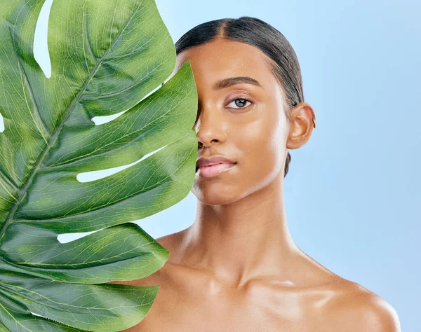 Skincare Plant Portrait Woman Blue Background Skincare Wellness Beauty Glow — Stock Photo, Image