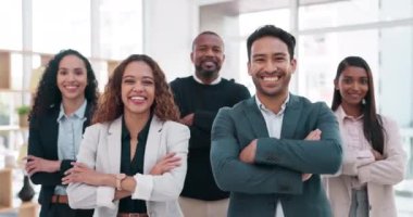 İş adamları, ekip ve kollarını kavuşturmuş bir şirket ofisinde mutlu bir portre. Takım çalışması, motivasyon ve işbirliği ve dayanışma için kadın ve erkek çeşitliliği.