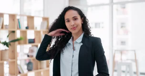 Cara Abogado Mujer Feliz Con Los Brazos Cruzados Oficina Empresa — Vídeo de stock