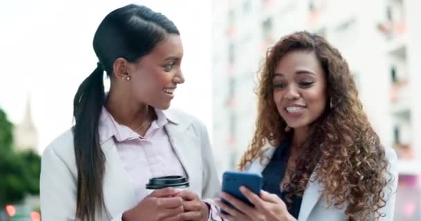 친구들 밖에서의 미디어를 온라인 브라우징 메시지를 모바일 스마트폰이나 앱으로 여성들 — 비디오