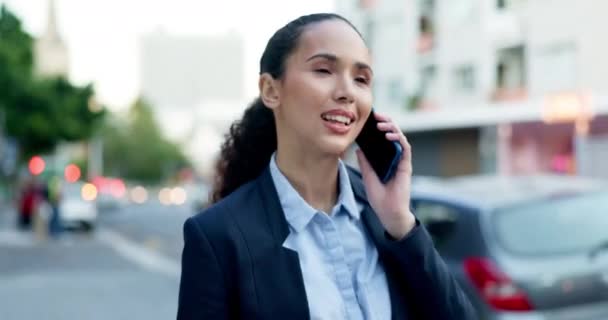 Mujer Negocios Llamada Telefónica Caminar Ciudad Calles Camino Para Comunicación — Vídeo de stock