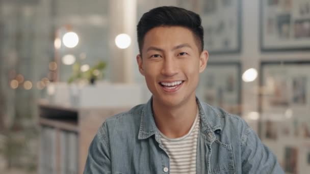 Щасливий Обличчя Азіатський Чоловік Офісі Веб Дизайн Або Працівник Успіхом — стокове відео
