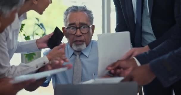 Senior Man Pappersarbete Och Tidshantering Misslyckas Med Multitasking Och Produktivitet — Stockvideo