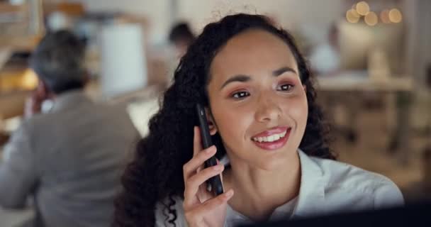 アドバイス 技術サポート ソフトウェアソリューションのためのコンピュータ上の夜とビジネスの女性 オンラインヘルプのためのバーチャルコミュニケーション ネットワーキング アフリカ人の会話 チャット — ストック動画