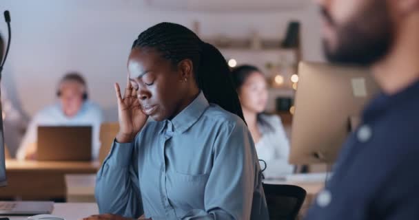 Kopfschmerzen Angstzustände Und Burnout Bei Einer Schwarzen Geschäftsfrau Ihrem Schreibtisch — Stockvideo