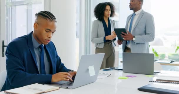 Business Corporate Und Black Man Mit Laptop Tippen Und Brainstorming — Stockvideo