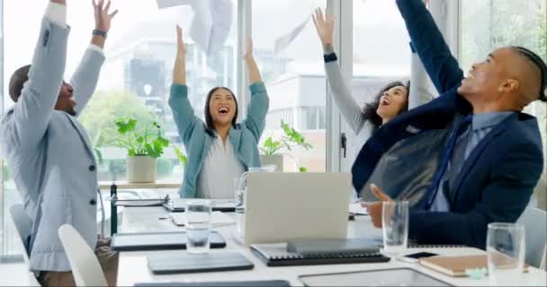 Takım Çalışması Kutlama Kağıt Havada Adamlarıyla Toplantı Odasında Mutluluk Başarı — Stok video
