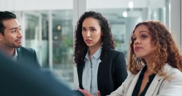 ビジネス オフィスでチームと話す アイデア フィードバックや会議の議論やコミュニケーション 女性労働者 グループコラボレーションと会話の中で企業の従業員の多様性 — ストック動画