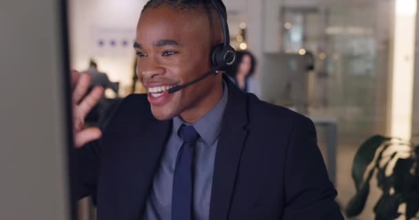 Çağrı Merkezi Bilgisayar Siyahi Adam Müşteri Hizmetleri Masasındaki Kulaklıkla Danışmanlık — Stok video