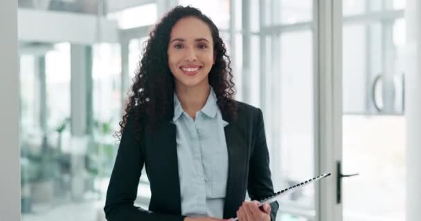 Sonríe Documentos Una Mujer Negocios Lugar Trabajo Corporativo Riendo Humor — Vídeo de stock
