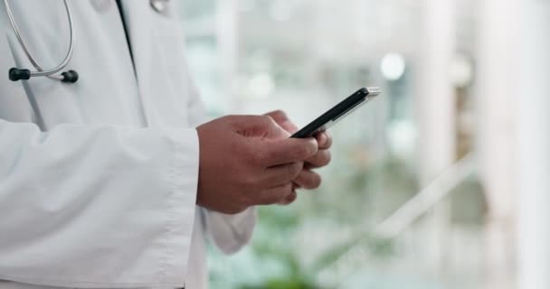 Telefon Forschung Und Hände Des Arztes Krankenhaus Für Medizin Telemedizin — Stockvideo