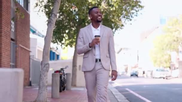 在纽约 咖啡和城市与专业人士在街上边喝酒边散步 在城市道路上 非洲男性与企业家一起工作 上下班和走人行道 — 图库视频影像