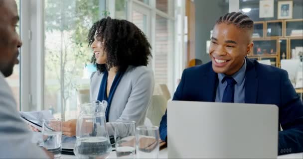 笔记本电脑 计划和一名黑人商人在和他的团队开会 讨论工作中的策略 与一位快乐的年轻男性员工在会议室的协作 项目管理和计算机 — 图库视频影像
