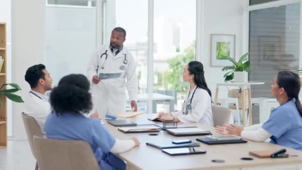 Hombre Negro Reunión Médicos Rayos Para Planificación Cirugía Discusión Evaluación — Vídeo de stock