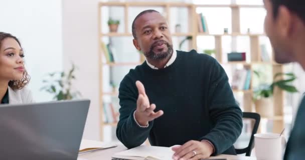 Réunion Planification Homme Affaires Noir Supérieur Parlant Son Équipe Pour — Video