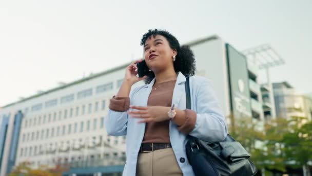 城市中的电话 交流和商业女性 以建立关系网 联系和思维方式 在室外与员工进行技术 公司和对话 以进行反馈讨论和专业交流 — 图库视频影像
