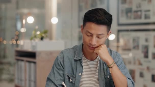Homme Asiatique Visage Nuit Bureau Démarrage Avec Sourire Portrait Fierté — Video