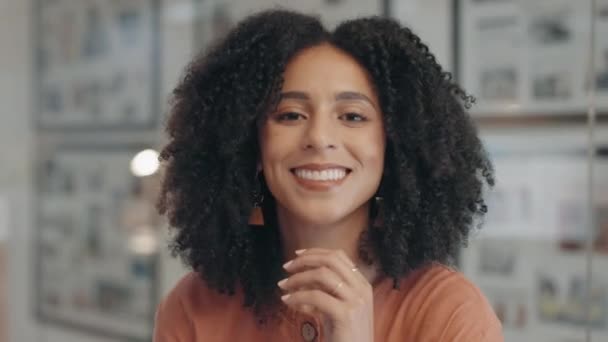 Gezicht Glimlach Afro Met Een Zakenvrouw Aan Een Bureau Die — Stockvideo