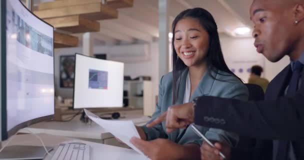 Fikirler Kadın Erkek Ofiste Bilgisayar Evrak Işleri Proje Ile Ilgili — Stok video