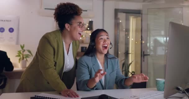 Команда Успех Счастливые Женщины Дай Пять Колл Центре Выигрывают Телемаркетинг — стоковое видео
