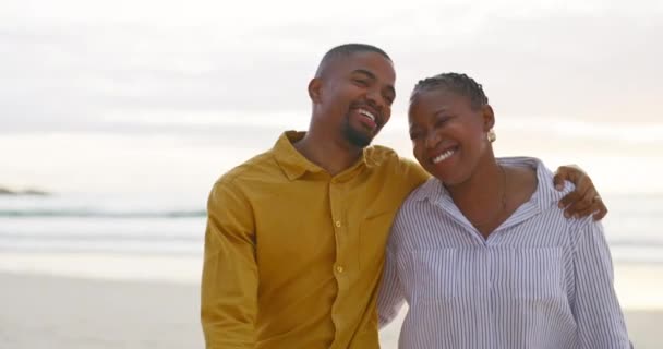 非洲夫妇 海滩和拥抱与爱在户外散步与日落高质量的时间 无论男女 无论男女 无论旅行还是度假 都会在一起 — 图库视频影像