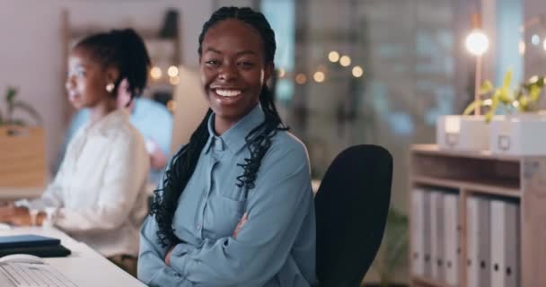 Mulher Negócios Computador Retrato Com Sorriso Escritório Com Escrita Criativa — Vídeo de Stock