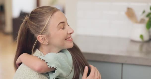 Mam Liefde Knuffel Meisje Met Een Glimlach Hechting Ondersteuning Zorg — Stockvideo
