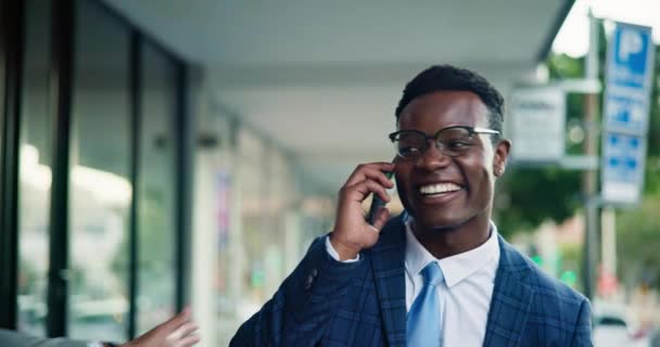 市内および黒人男性は幸せな友人 または歩行同僚 パートナーまたはビジネスマンを迎える 通勤中の男性のためのコミュニケーション 携帯電話や人挨拶 波と笑顔 — ストック動画