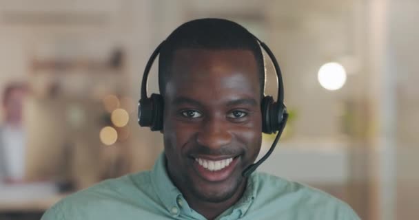 コールセンターの顔 専門的かつ幸せな黒人男性 コンサルタントまたはアドバイザーは テレマーケティングコミュニケーションのための笑顔 技術サポート カスタマーサービス またはチャットについては お問い合わせ 肖像画 アフリカの男性エージェント — ストック動画